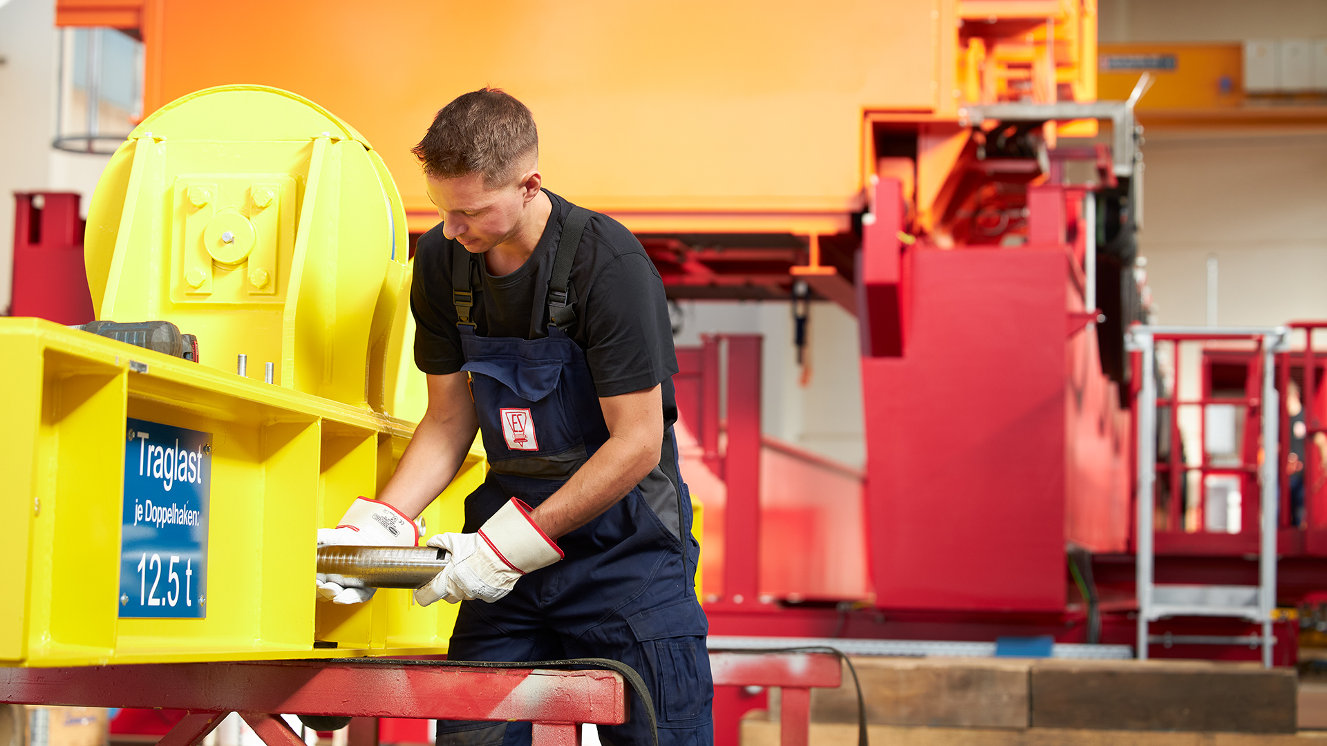 Techniker überholt ein Demag Hubwerk in der Werkstatt von Erich Schäfer