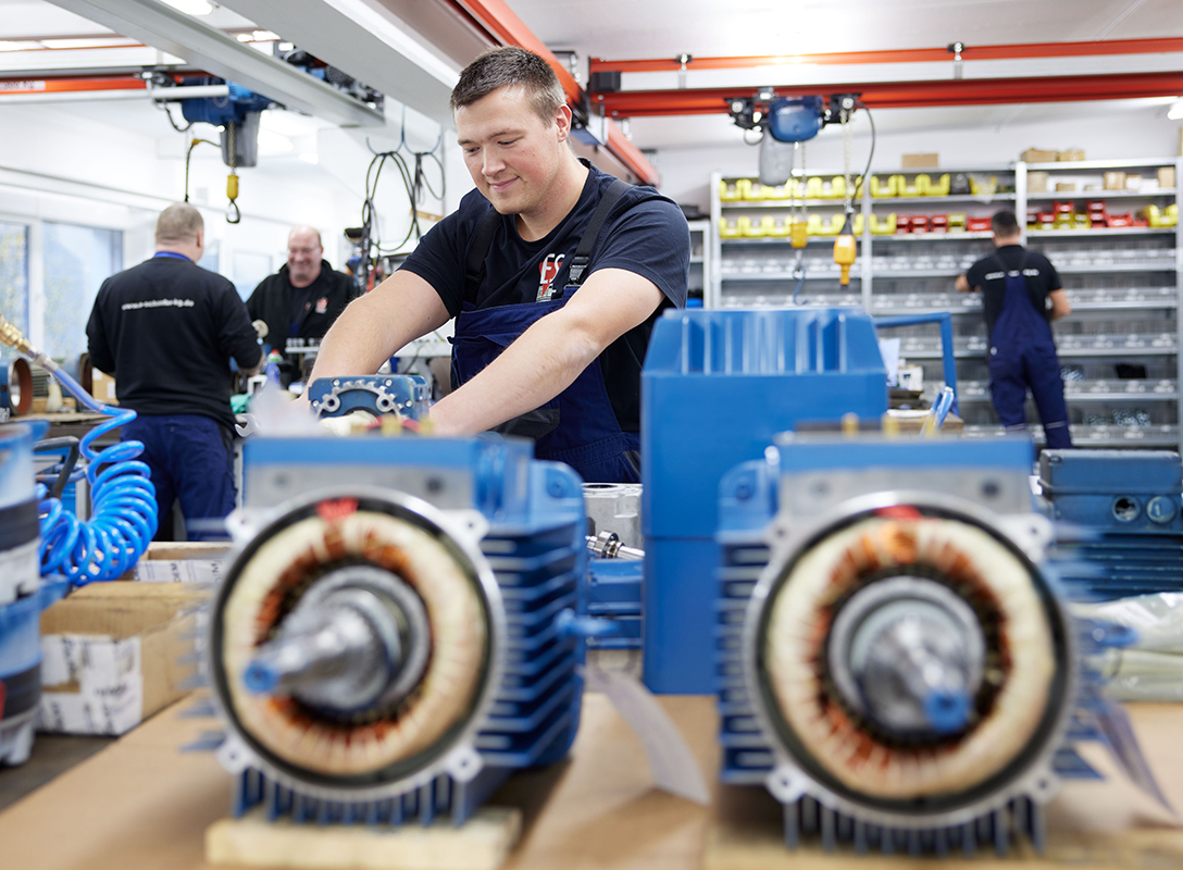Techniker setzt Motoren und Antriebskomponenten in der Reparaturwerkstatt von Erich Schäfer instand