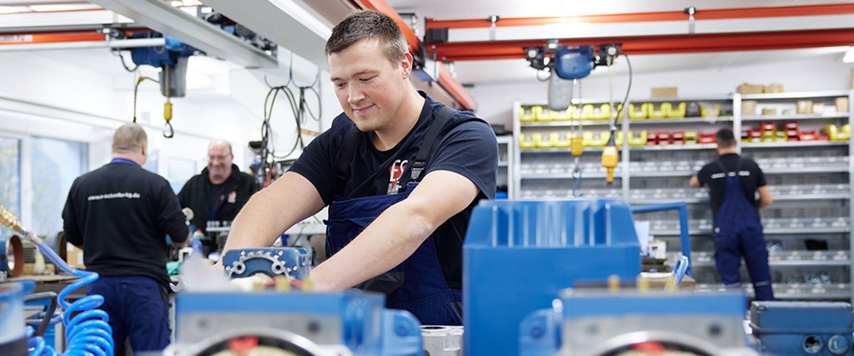 Überholung von Antriebskomponenten in der Reparaturwerkstatt von Erich Schäfer