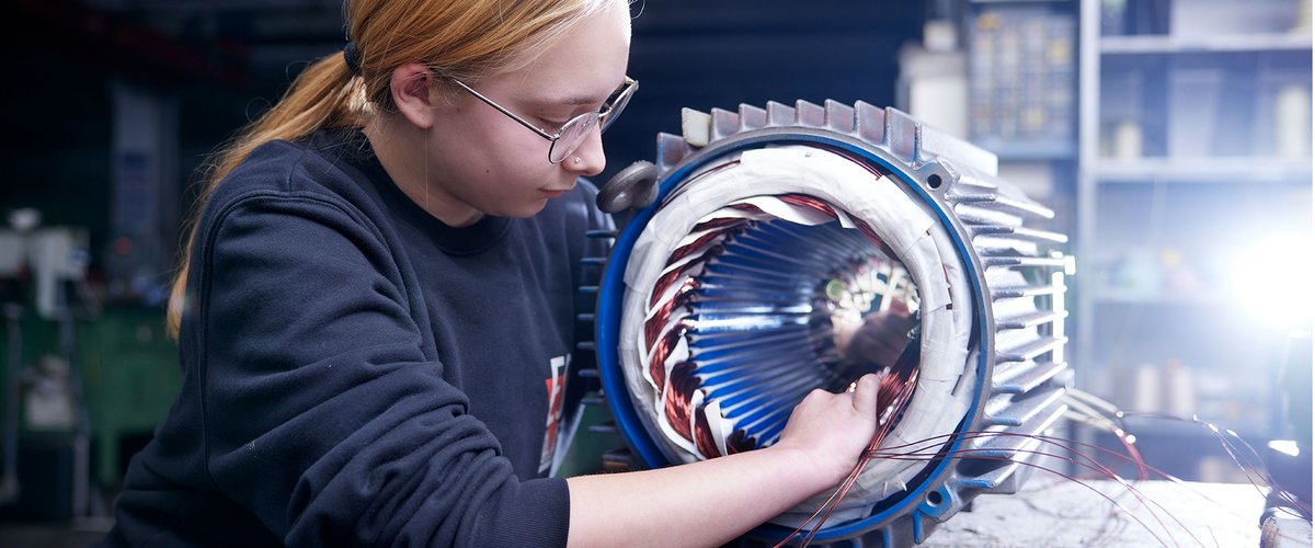 Mitarbeiterin bei der Neuwicklung eines Motors in der Ankerwickelei von Erich Schäfer